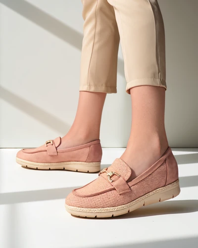 Chaussures plates Royalfashion pour femmes avec un détail décoratif sur le bout