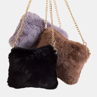 Sac à main en fourrure noire sur chaîne dorée - Sacs à main