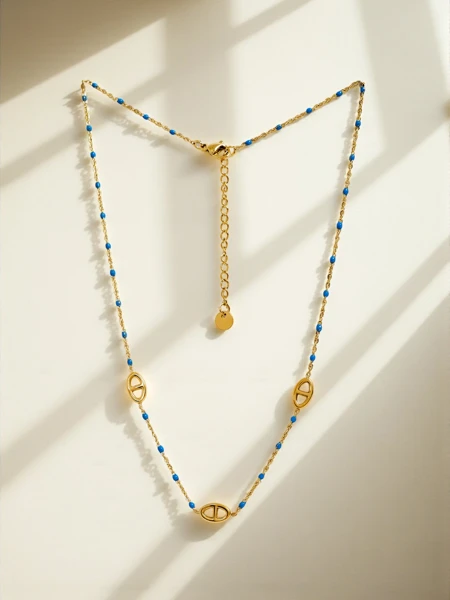 Collier Callista Aureum avec des accents bleus - un classique élégant