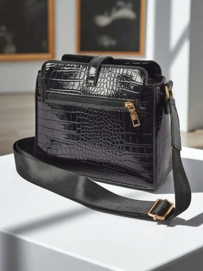Sac pour femme Callista Black - petit sac bandoulière en cuir écologique verni