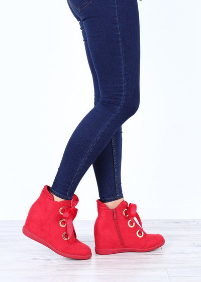 Czerwone sneakersy na krytym koturnie wiązane wstążką Andi- Obuwie