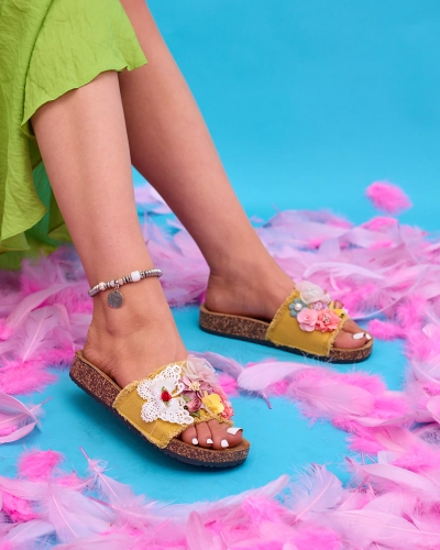 Pantoufles pour femmes avec fleurs en tissu en jaune Ososi - Chaussures