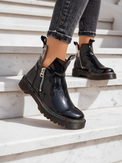 Bottes pour femmes laquées noires avec une fermeture éclair Odeta - Chaussures