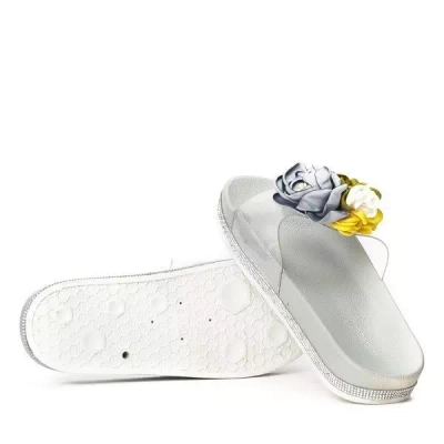 OUTLET Chaussons gris avec fleurs décoratives de Novia - Chaussures