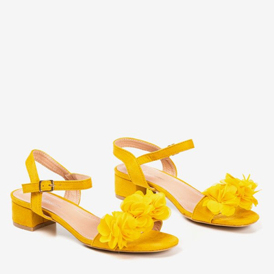 Sandales pour femmes moutarde sur un pied bas avec des fleurs Flonia - Chaussures 1