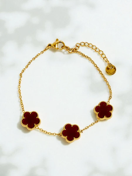 Bracelet Aurelia Bianca avec des fleurs dans une teinte de perle bordeaux, doré