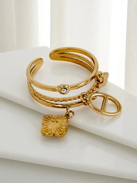 Bracelet jonc Dolce Vita avec des breloques décoratives