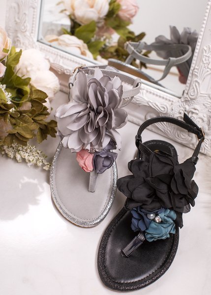 Sandales tongs grises à fleurs Hannas - Chaussures 1