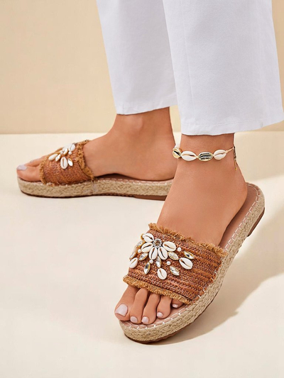 Sandales Royalfashion Callista Boho Camel sur plateforme plate avec coquillages
