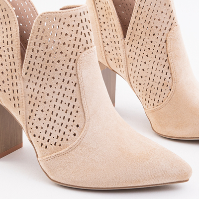 Boots ajourées beiges à enfiler sur le poteau Classa. Chaussures