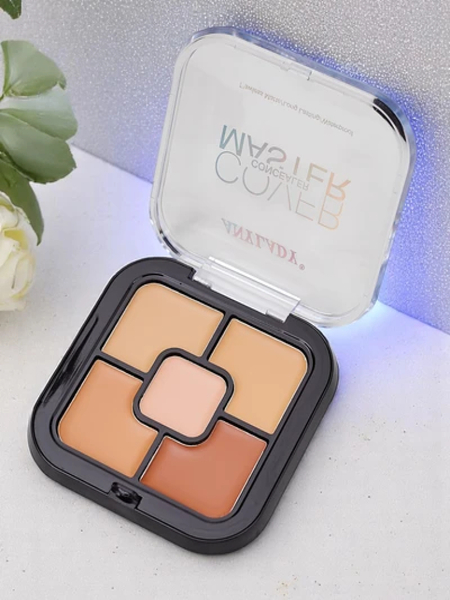 Palette de contouring mate et waterproof avec 5 correcteurs teinte nude 03