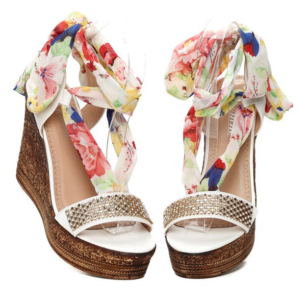 Białe sandałki na koturnie z ozdobną apaszką- Obuwie