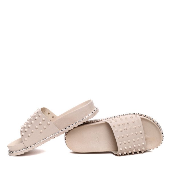 Beżowe klapki z ćwiekami- Obuwie