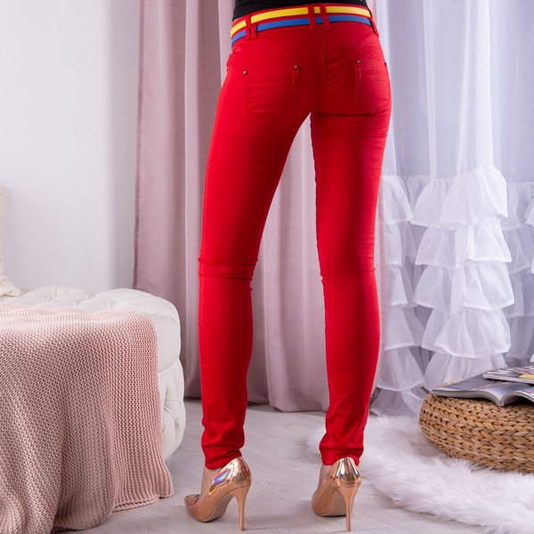 Tubes rouges fixés avec deux boutons - Pantalon 1