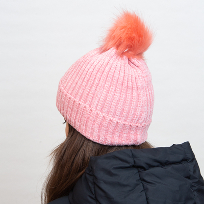Bonnet rose isolé avec rayures blanches et pompon - Accessoires
