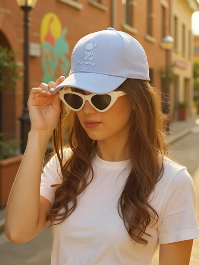 Casquette Royalfashion avec écusson lapin qui fait un clin d’œil