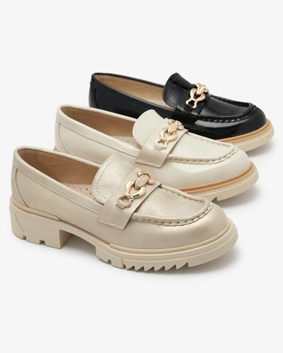 Mocassins pour femme laqués beige avec chaîne Sotella - Chaussures
