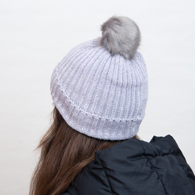 Bonnet gris isolé avec rayures blanches et pompon - Accessoires