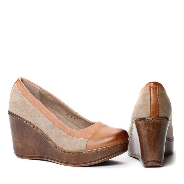 Beżowe czółenka na koturnie Jimena- Obuwie