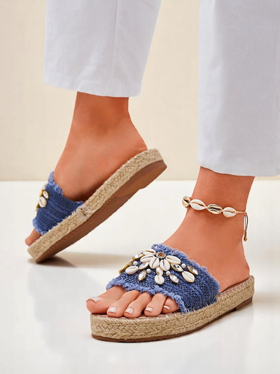 Claquettes d'été Royalfashion Calista – bleu clair avec des coquillages sur une semelle plate