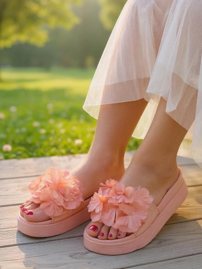 Sandales pour femmes Royalfashion avec petites fleurs de freesia