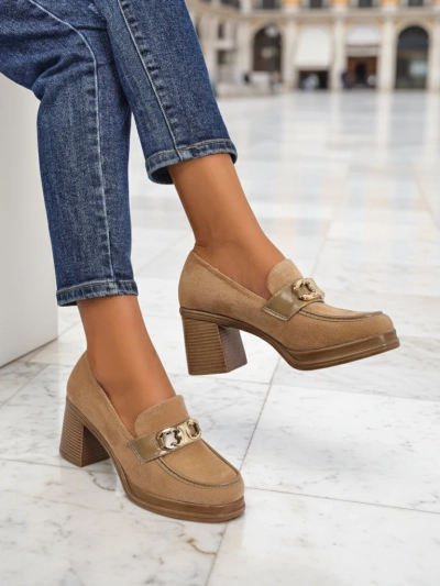 Mocassins pour femmes Perseida – élégants en daim marron clair à talons épais