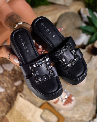 Royalfashion Tongs pour femmes noires embellies sur une semelle solide Norixi