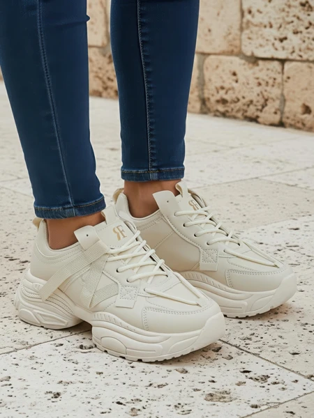 Baskets beiges pour femmes Platina Roma à talons plats en cuir écologique 5 cm