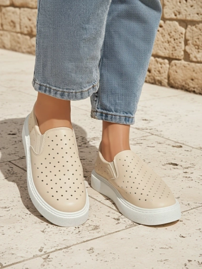 Slip-ons pour femmes Callista beiges en cuir écologique sur plateforme