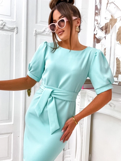 Robe féminine midi Royalfashion avec des manches courtes bouffantes et une ceinture