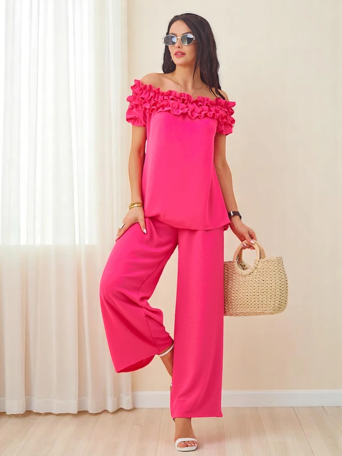 Ensemble Royalfashion pour femmes avec un top à épaules dénudées, à manches courtes et un décolleté décoratif, ainsi que des pantalons évasés