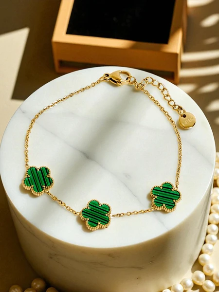 Bracelet Aurelia Bianca avec des fleurs dans une nuance de perle verte, doré