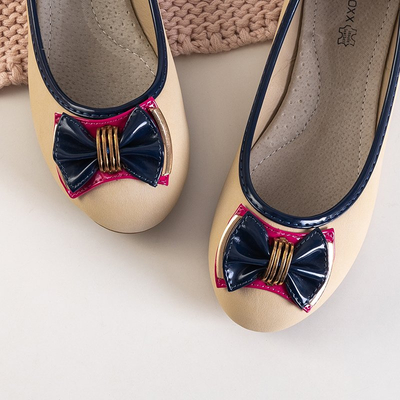 Ballerines fille beiges avec nœud et empiècements bleu marine Motiko - Souliers