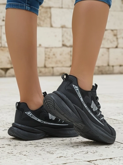 Chaussures de sport pour femmes Royalfashion Hypatia noires à talon plat de 5 cm