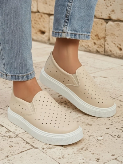 Slip-ons pour femmes Callista beiges en cuir écologique sur plateforme