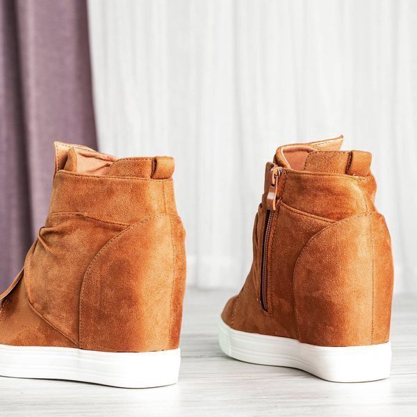 Sneakers femme marron sur un coin intérieur Astana - Chaussures 1